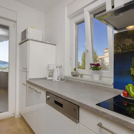 Luka Apartment *