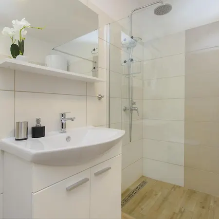 Luka Apartment *